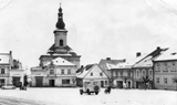 Kostel kolem roku 1940 - domy před kostelem byly později zbořeny