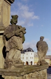 Socha sv. Jana Nepomuckého, v pozadí sv. Rocha