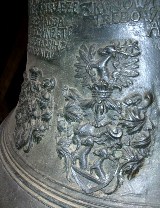 Alianční erby na zvonu z roku 1614
